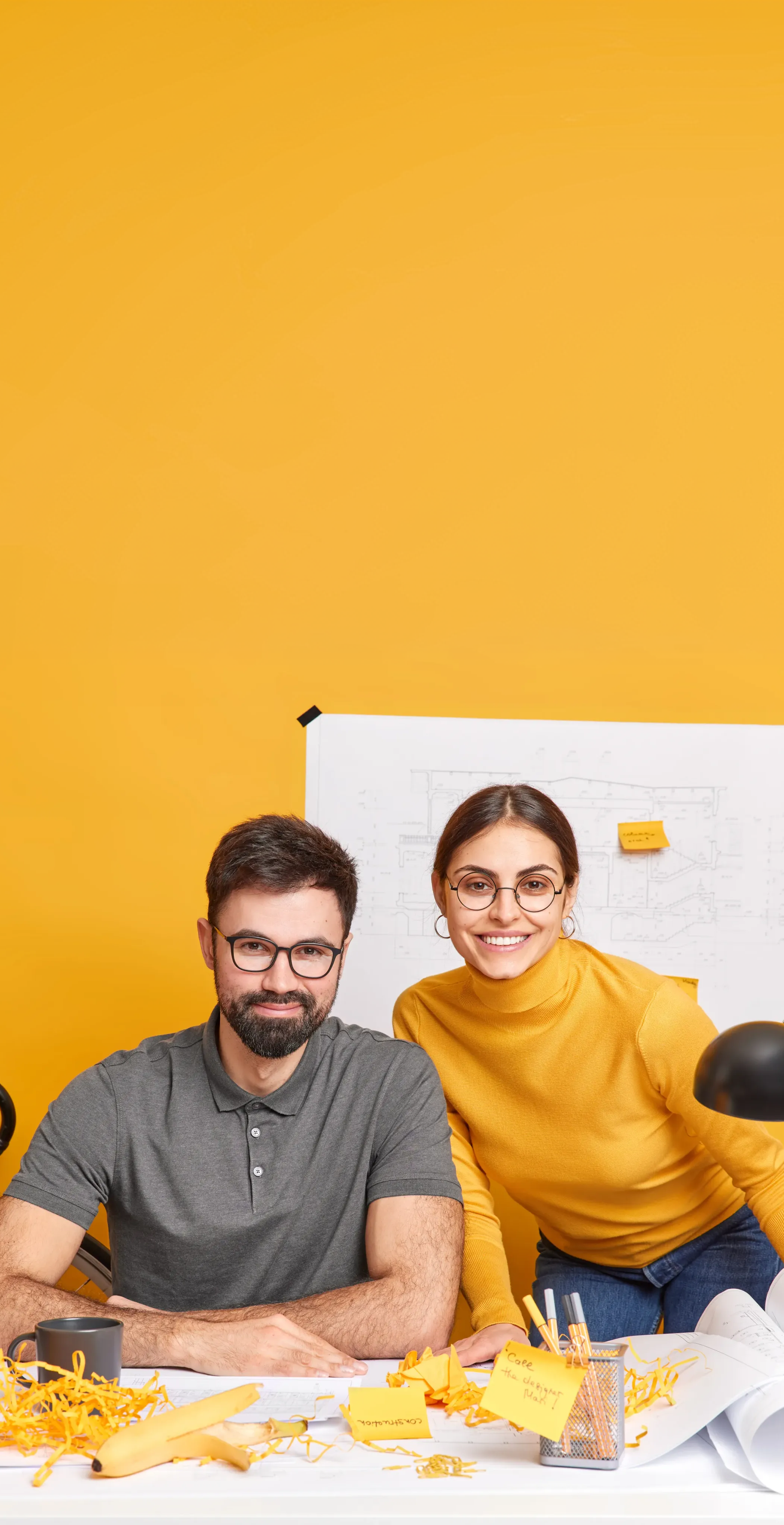 Casal sorrindo, representando colaboradores e dependentes atendidos pela MIMO