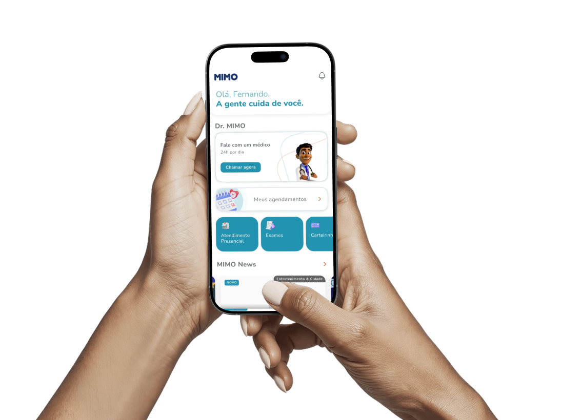 Mão segurando celular com o app MIMO