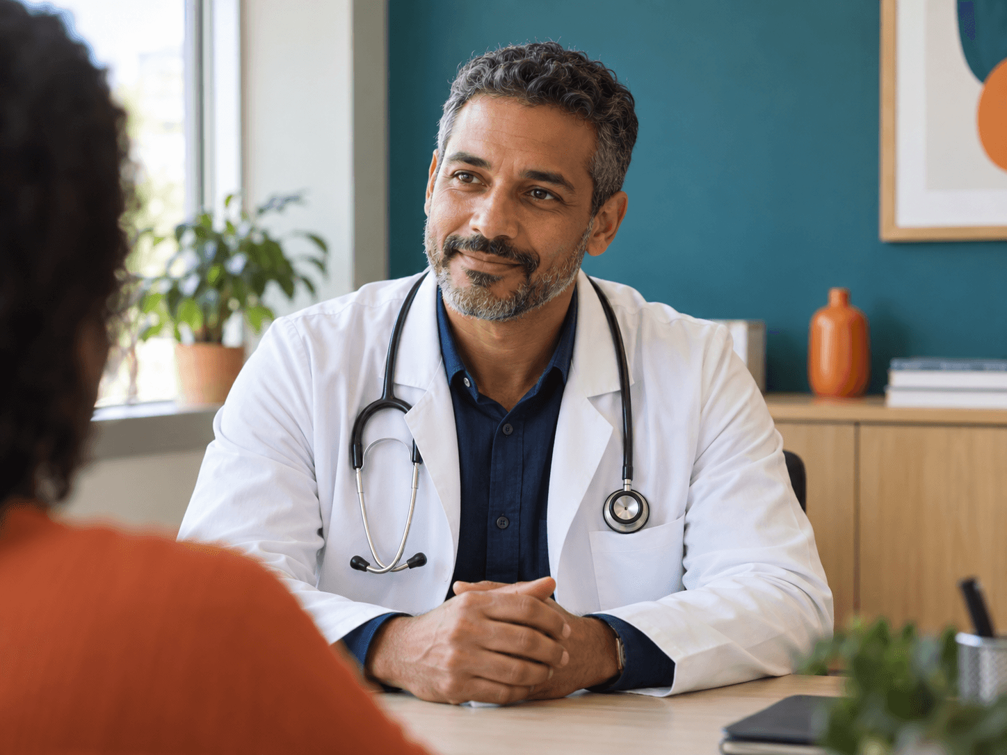 Cena ilustrativa de um médico escutando uma pessoa em consulta.
